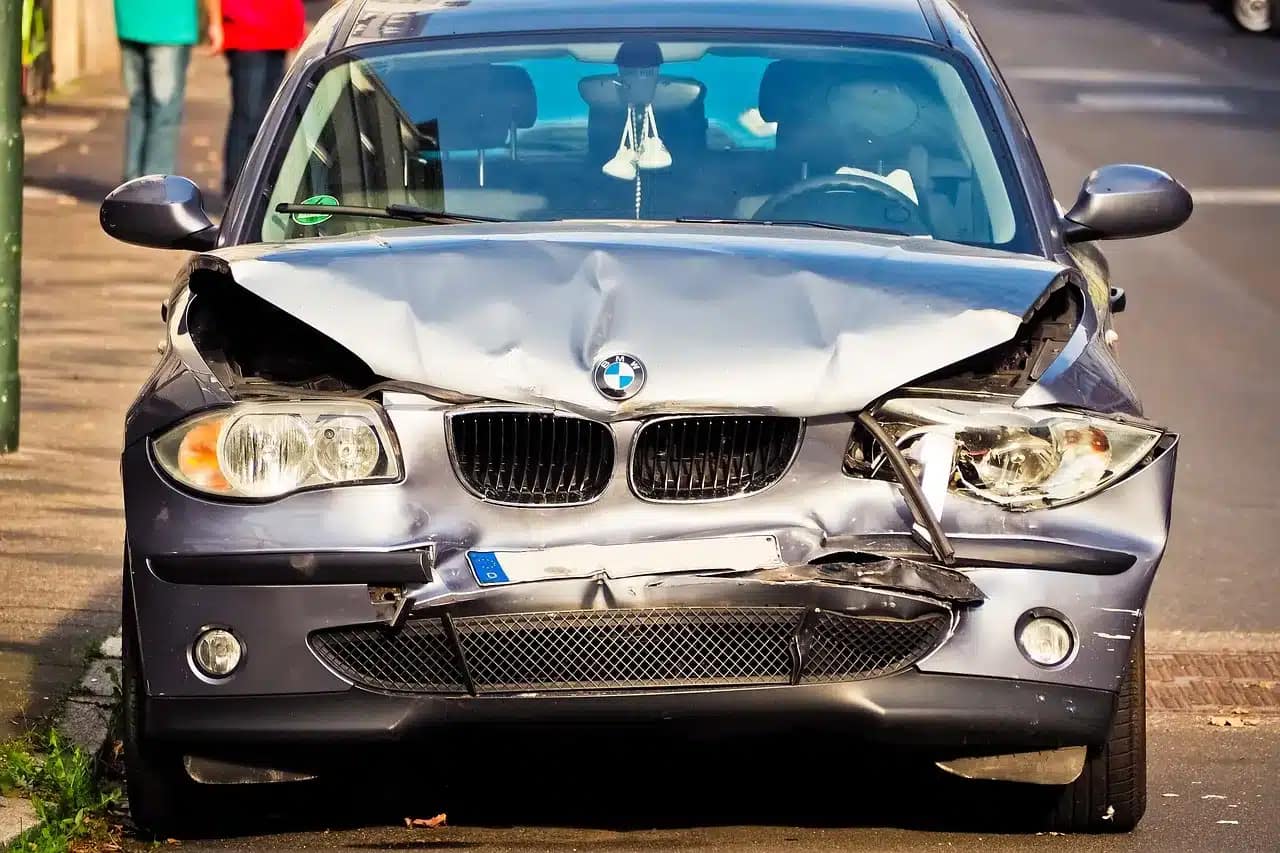 Illustration montrant les impacts émotionnels de la légitimité destructrice dans les relations parent-enfant, symbolisée par une voiture cabossée