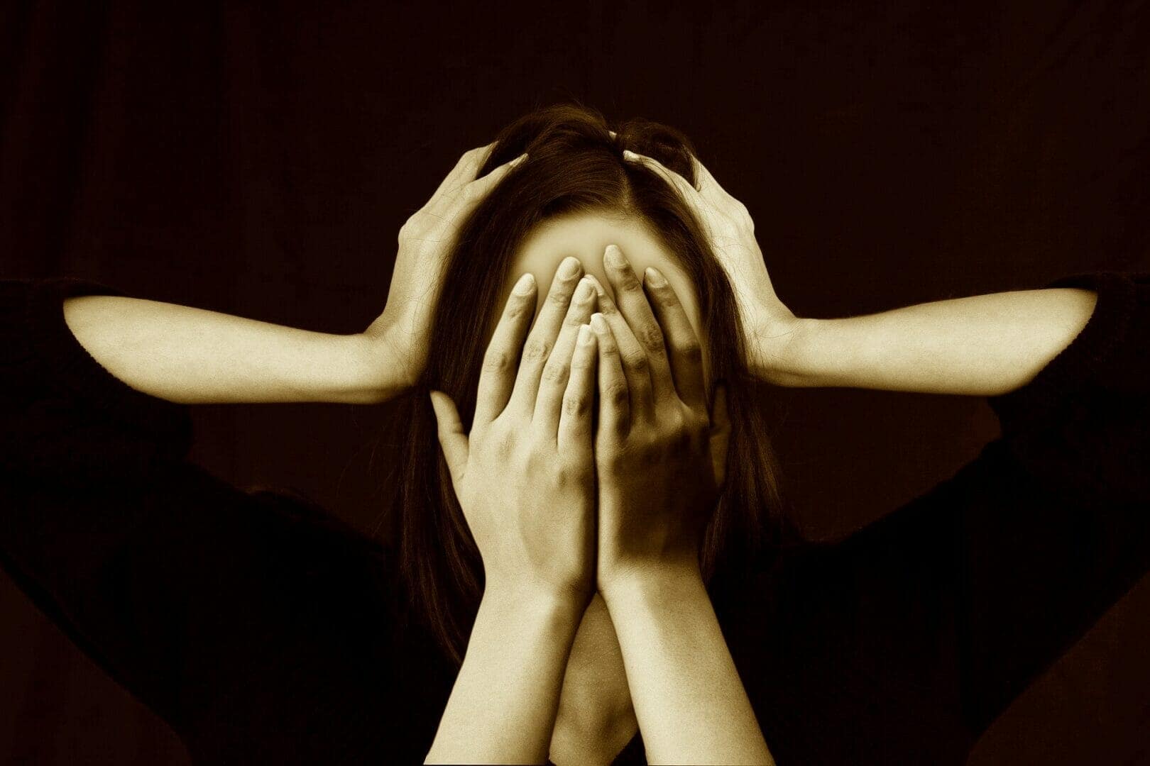 NB_STRESS_Gerd Altmann Illustration d’un employé en situation de burn-out au bureau, assis devant son ordinateur, la tête entre les mains, symbolisant la fatigue émotionnelle et le travail empêché.