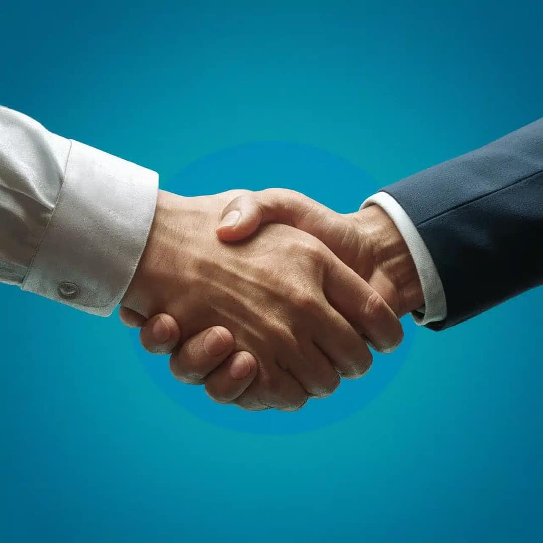 Des collègues discutant et collaborant dans un environnement professionnel harmonieux, symbolisant des relations de travail saines et productives.