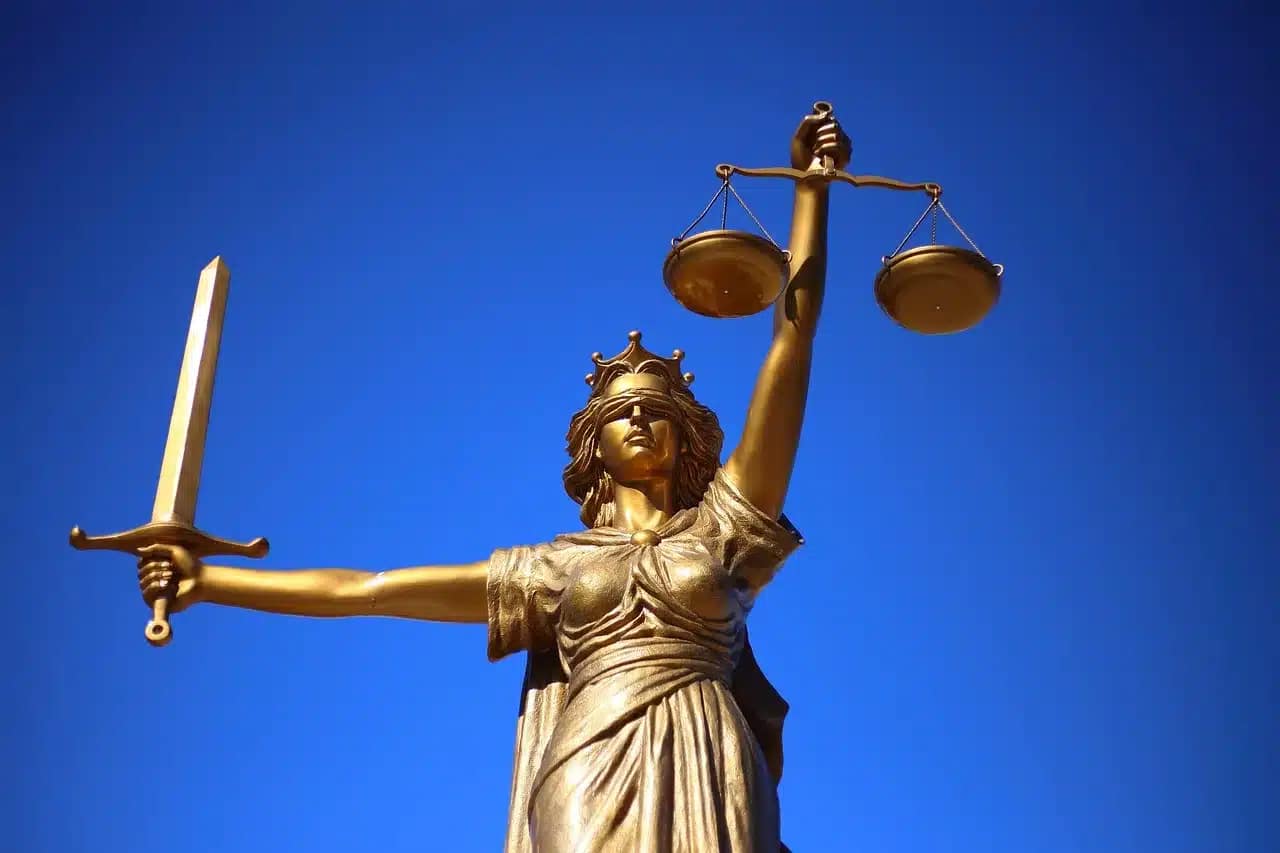 llustration des principes de justice organisationnelle appliqués au cadre familial pour améliorer les relations et l’équité.