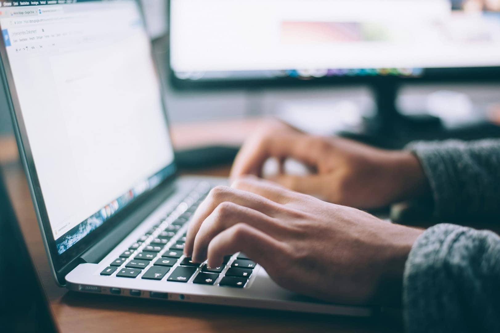 glenn-carstens-peters-npxXWgQ33ZQ-unsplash Dirigeant en réunion, pensif devant son ordinateur, illustrant les malentendus provoqués par les échanges d’emails en entreprise.