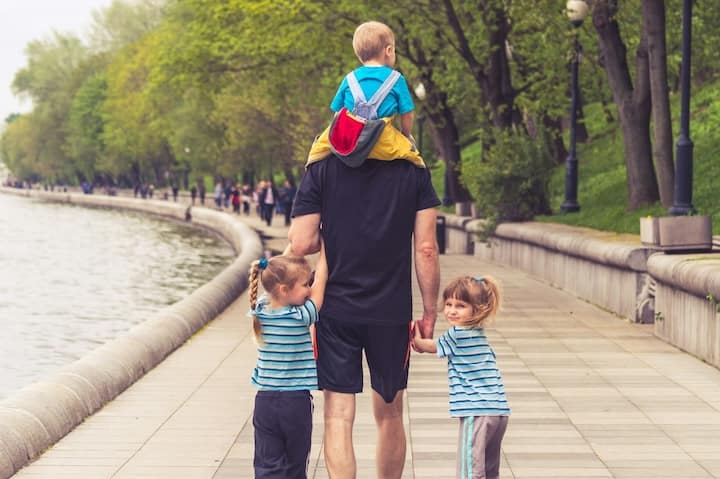 Accompagnement parental créatif : une approche innovante pour un épanouissement familial harmonieux.