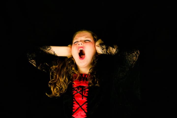 Enfant montrant des signes du Trouble Oppositionnel avec Provocation (TOP), illustrant le refus comme mode d’expression émotionnelle