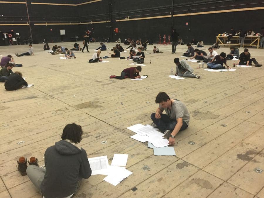 Étudiant engagé dans une pédagogie concrète, accompagné puis autonome, illustrant un processus d’apprentissage expérientiel
