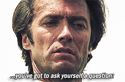 Apprenant en situation de réflexion autonome, accompagné par un mentor bienveillant, illustrant l’encapacitation, l’effort discipliné et l’apprentissage par l’expérience.