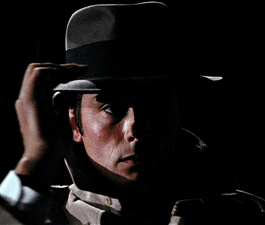 delon gif Alain Delon dans "Le Samouraï", illustrant la dualité intérieure et la quête d’unité psychologique selon Carl Jung.